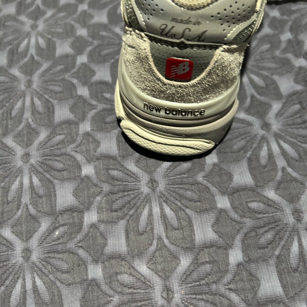 New Balance Gray Sneakers with Sleek Design